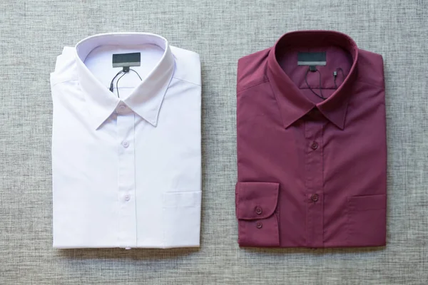Uma coleção de camisas masculinas dobradas violeta — Fotografia de Stock