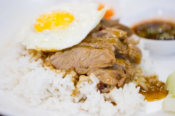 Daging babi rebus dengan nasi dan telur — Stok Foto