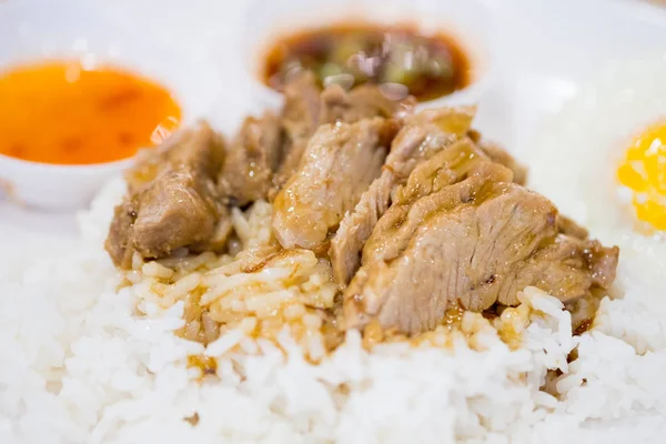 Daging babi rebus dengan nasi dan telur — Stok Foto