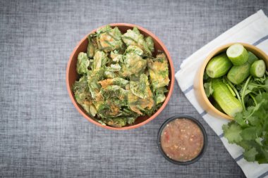 Kızarmış akasya pennata omlet veya Cha-OM yumurta ile akasya ve baharatlı