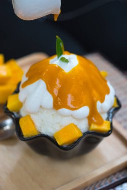Mango Bingsu Kore tatlı mango sosu döktü.