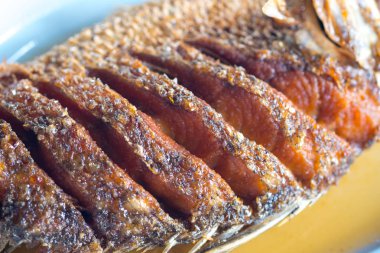 Balık sosu ile tepesinde kızarmış snapper