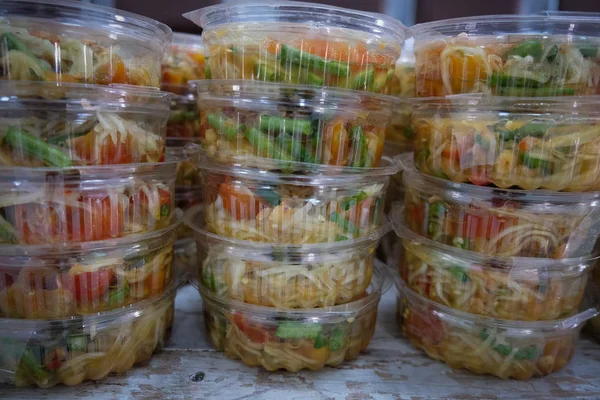 Ensalada de papaya estilo tailandés en caja de plástico — Foto de Stock