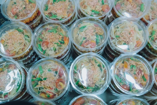 泰国风格的木瓜沙拉在塑料盒 — 图库照片