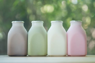 Şişelerde taze süt aroması çeşitli 