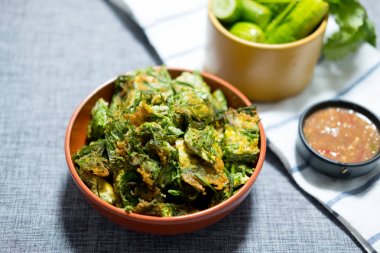 Kızarmış Akasya Pennata Yumurta ve karides ezmesi c ile Wattle Tırmanma