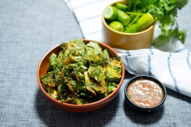 Kızarmış Akasya Pennata Yumurta ve karides ezmesi c ile Wattle Tırmanma