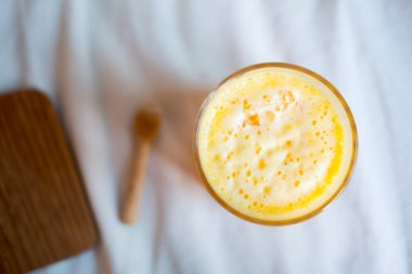 Turuncu smoothies. Sağlıklı yaz tatile iç