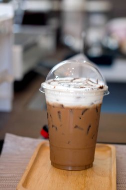 Köpük sütü ile buzlu kahve Mocha