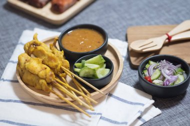 Fıstık soslu ızgara domuz eti satay