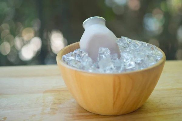 Čerstvá láhev jahodového mléka na dřevěné misce servíruje Wi — Stock fotografie