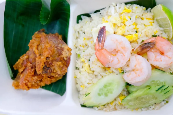 Thai Gebratener Reis Mit Gebratenem Huhn Und Garnelen — Stockfoto