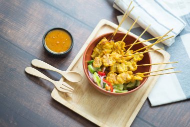 Domuz eti satay, ızgara domuz eti fıstık sosu veya tatlı ve s ile servis