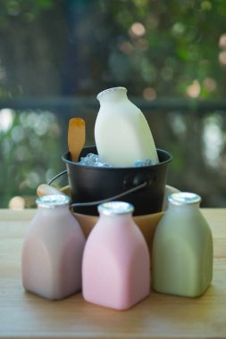 Şişelerde taze süt aroması çeşitli 