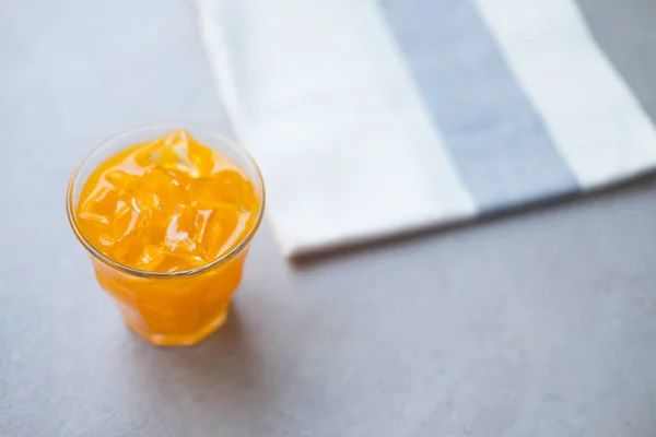 Verre de jus d'orange avec glace — Photo