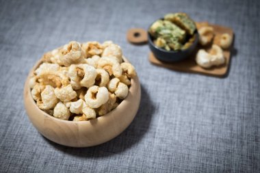 Ahşap kase içinde gevrek derin kızarmış domuz derisi