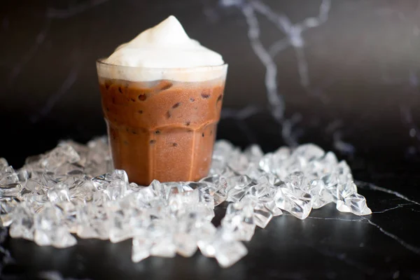 Eisschokolade und Milchschaum in kleinem Glas — Stockfoto