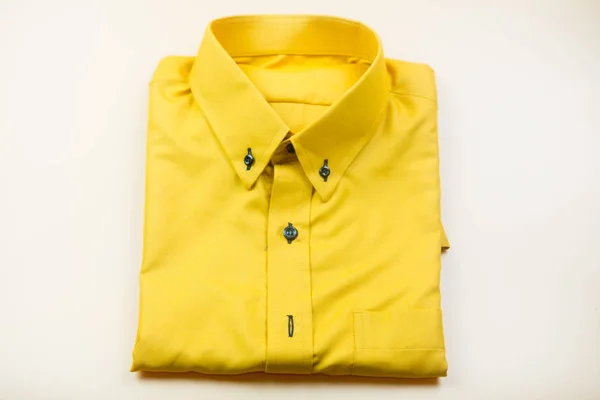 Жёлтые рубашки на жёлтом фоне — стоковое фото
