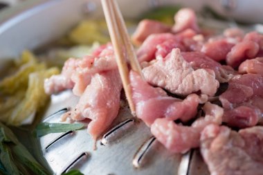 Sabah zafer ile çorba tavada sıcak tencerede Izgara domuz eti