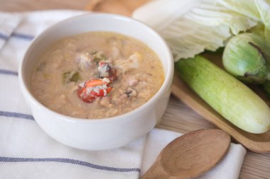 Simmer yumuşak yengeç hindistan cevizi sütünde haşlanmış 