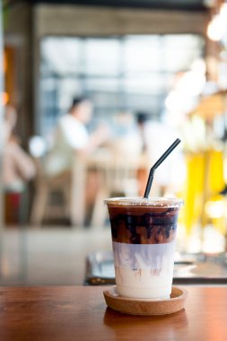 Plastik cam taze süt ile buzlu çikolata 