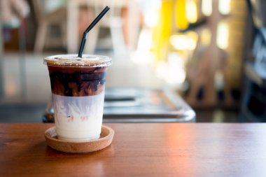 Plastik cam taze süt ile buzlu çikolata 