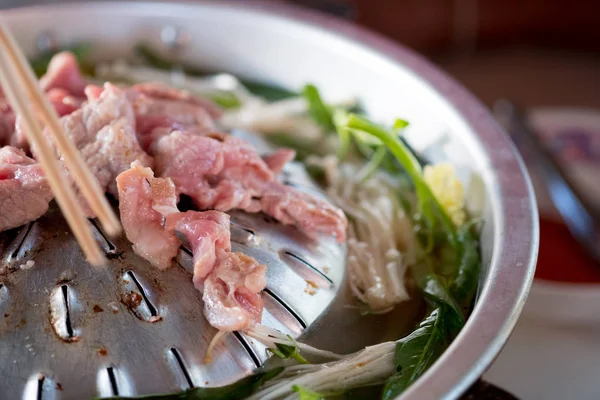 Tailandez grătar grătar de porc pe bufet fierbinte tigaie — Fotografie, imagine de stoc