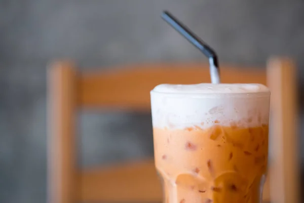 Tè freddo al latte tailandese e paglia — Foto Stock