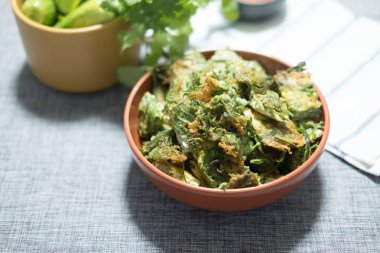 Karides ezmesi sosu ve tırmanma gıdık (Akasya Pe ile kızarmış yumurta