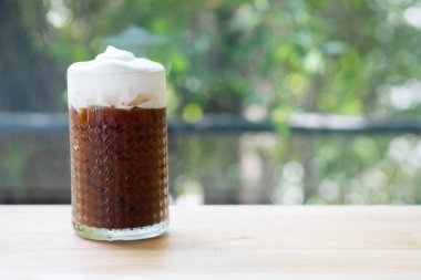 Süt köpüğü ile bir bardak buzlu kahve