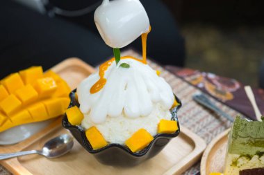 Mango Bingsu Kore tatlı mango sosu döktü.