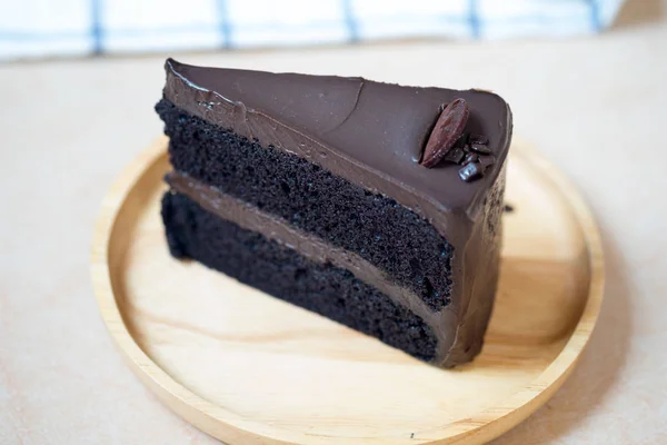 美味的黑巧克力蛋糕的三角形片 — 图库照片