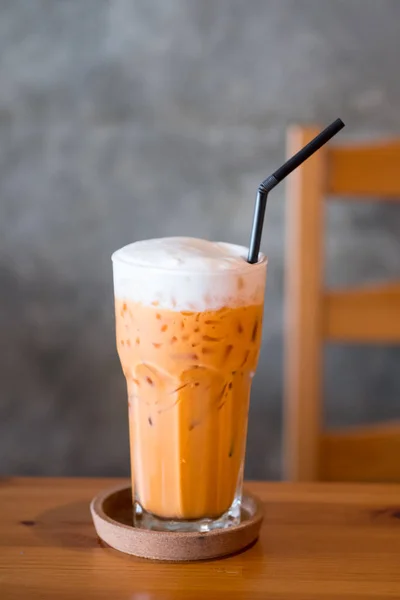 Tè al latte tailandese in vetro sul tavolo . — Foto Stock