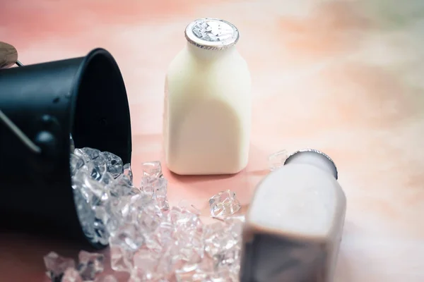 Вкус молока в пластиковых бутылках подается с кубиками льда — стоковое фото