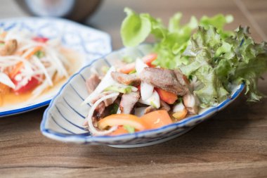 Kömür haşlanmış domuz boyun veya ızgara domuz salatası