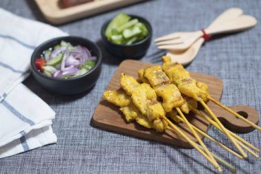 Fıstık sosu ile yeme domuz Satay