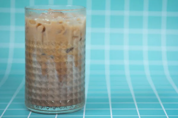 Освежающий холодный кофе со льдом в высоких стаканах — стоковое фото