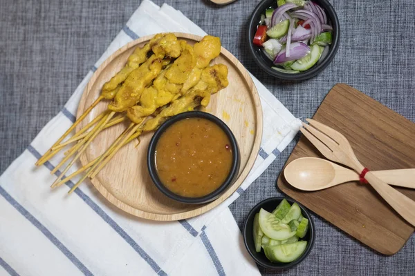 Gegrilltes Schweinefleisch Satay mit Erdnusssoße — Stockfoto