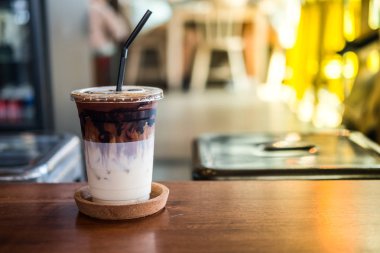 Pipetli plastik camtaze süt ile buzlu çikolata