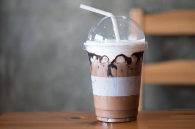 Şeffaf plastik cam ve saman buzlu kahve