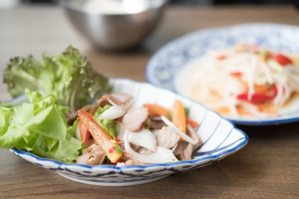 Ensalada de cerdo hervida al carbón o ensalada de cerdo a la parrilla — Foto de Stock