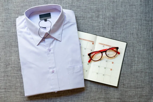 Camisa Algodão Roxo Dobrado Mens Óculos Vermelhos Notebook Ano Plano — Fotografia de Stock