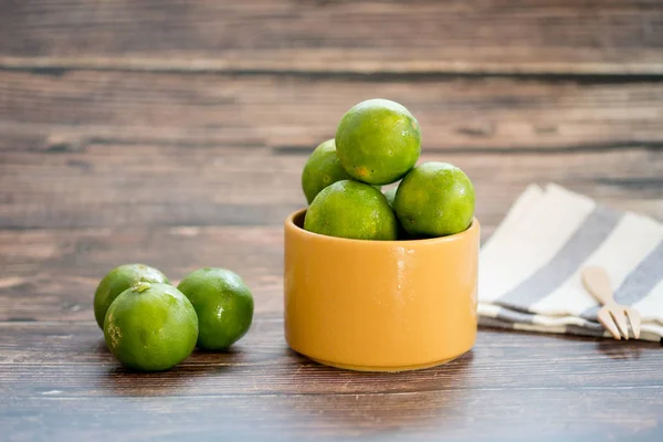 Limes, het is het belangrijke ingrediënt van Thais voedsel. Rechtenvrije Stockafbeeldingen