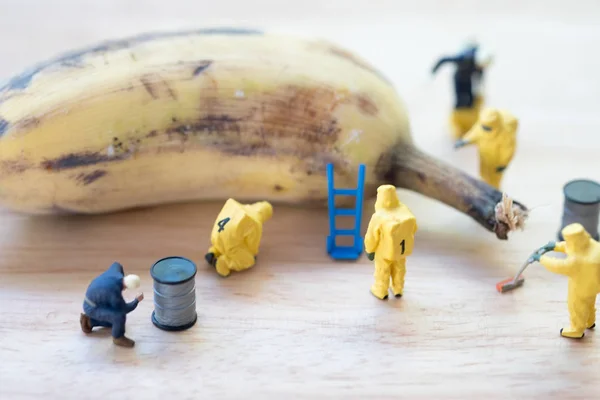 Investigador de cena de crime em miniatura com bananas podres — Fotografia de Stock