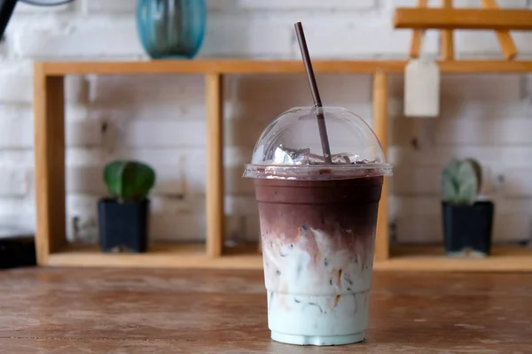 Cioccolato freddo o cacao con latte e sciroppo di menta — Foto Stock