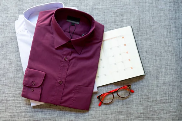 Camisa de algodão roxo dobrado mens, óculos vermelhos e notebook ano p — Fotografia de Stock