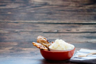 Izgara domuz eti ve pilav.