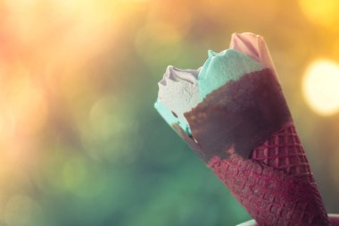 Dondurma pembe gofret konisi