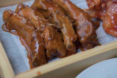 Barbekü soslu ızgara domuz kaburga yakın 