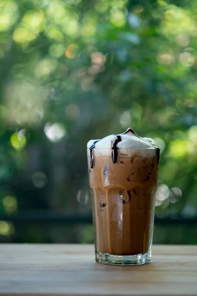 Моча з крижаною кавою з молочною піною та шоколадним соусом у високій г — стокове фото
